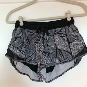 lululemon hotty hot shorts 2.5”